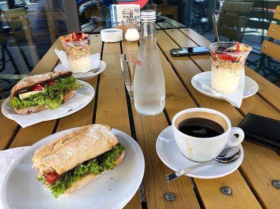 Café Bistro Les Amis